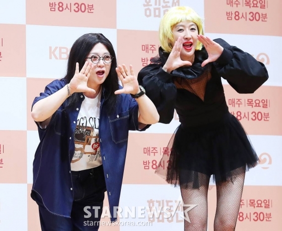 방송인 김숙, 홍진경이 14일 오후 서울 영등포구 여의도 KBS 아트홀에서 진행된 예능 '홍김동전' 1주년 기자간담회에 참석해 포즈를 취하고 있다. 2023.07.14 /사진=김창현 기자 chmt@