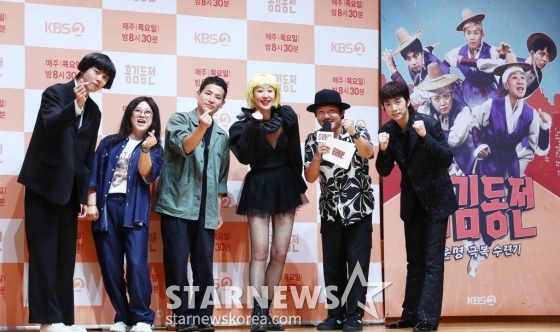 박인석 PD(왼쪽 세번째), 방송인 주우재, 김숙, 홍진경, 조세호, 2PM 우영이 14일 오후 서울 영등포구 여의도 KBS 아트홀에서 진행된 예능 '홍김동전' 1주년 기자간담회에 참석해 포즈를 취하고 있다. 2023.07.14 /사진=김창현 기자 chmt@