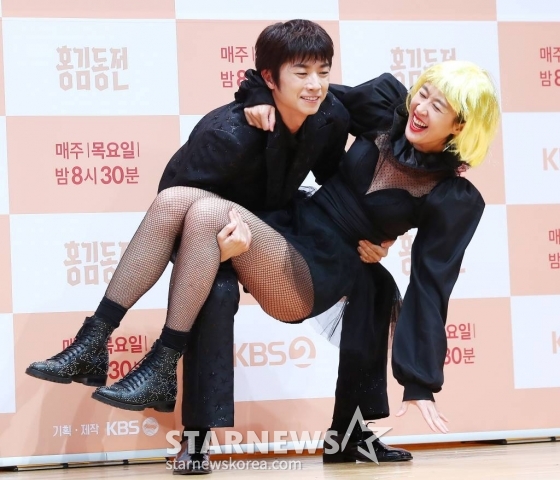 2PM 우영, 방송인 홍진경이 14일 오후 서울 영등포구 여의도 KBS 아트홀에서 진행된 예능 '홍김동전' 1주년 기자간담회에 참석해 포즈를 취하고 있다. 2023.07.14 /사진=김창현 기자 chmt@