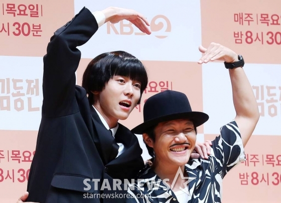 방송인 주우재, 조세호가 14일 오후 서울 영등포구 여의도 KBS 아트홀에서 진행된 예능 '홍김동전' 1주년 기자간담회에 참석해 포즈를 취하고 있다. 2023.07.14 /사진=김창현 기자 chmt@