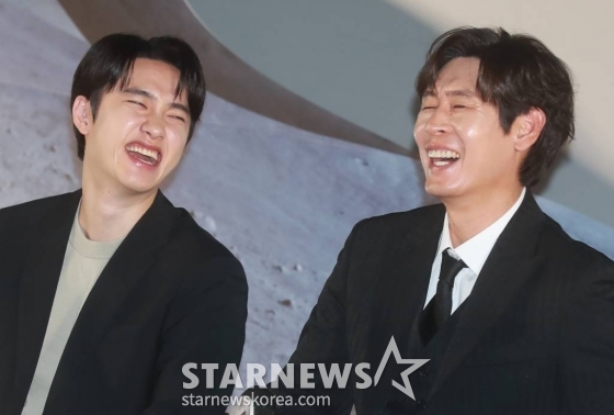 배우 도경수, 설경구가 27일 오전 서울 CGV용산아이파크몰에서 진행된 영화 '더 문'(감독 김용화) 제작발표회에 참석해 질문에 답하고 있다. 사고로 인해 홀로 달에 고립된 우주 대원 선우와 필사적으로 그를 구하려는 전 우주센터장 재국의 사투를 그린 영화 '더 문'은 8월 2일 개봉한다. /2023.06.27 /사진=이동훈 기자 photoguy@