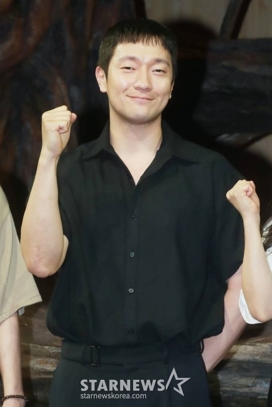 배우 손석구가 27일 오후 서울 강서구 LG아트센터에서 진행된 연극 '나무 위의 군대' 기자간담회에 참석해 포즈를 취하고 있다. '나무 위의 군대'는 1945년 그들의 '대동아전쟁', 제2차 세계대전에 참전한 일본 제국군인의 이야기다. /2023.06.27 /사진=이동훈 기자 photoguy@