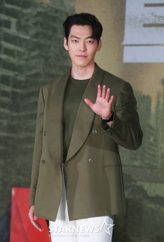 배우 김우빈이 10일 오전 서울 영등포구 프로보크 서울에서 진행된 넷플릭스 시리즈 '택배기사' 제작발표회에 참석해 포즈를 취하고 있다. 극심한 대기 오염으로 산소호흡기 없이는 살 수 없는 미래의 한반도, 전설의 택배기사 ‘5-8’과 난민 ‘사월’이 새로운 세상을 지배하는 천명그룹에 맞서며 벌어지는 일을 그린 넷플릭스 시리즈 '택배기사'는 오는 12일 공개된다. /2023.05.10 /사진=이동훈 기자 photoguy@