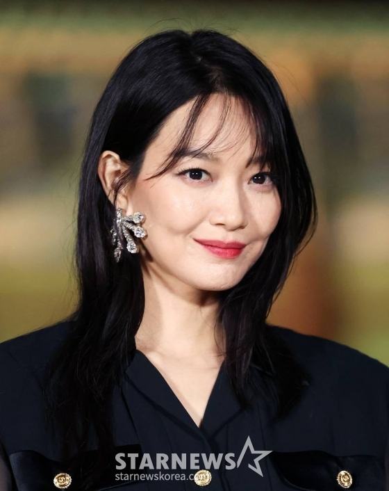 배우 신민아가 16일 오후 서울 종로구 경복궁에서 진행된 '구찌 2024 크루즈 패션쇼'에 참석해 포즈를 취하고 있다. 2023.05.16 /사진=김창현 기자 chmt@