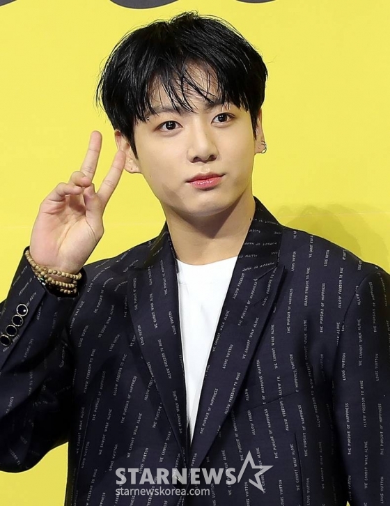방탄소년단(BTS) 정국이 21일 오후 서울 송파구 방이동 올림픽홀에서 진행된 새 싱글앨범 'Butter' 발매 기념 쇼케이스에서 포즈를 취하고 있다. 'Butter'에는 버터처럼 부드럽게 녹아들어 너를 사로잡겠다는 방탄소년단의 귀여운 고백이 담겨있다. 방탄소년단은 'Butter'를 사실상의 선 공개 싱글로 스타트를 끊고 6월 중 'Butter'가 포함된 새 앨범을 발매할 계획이다. 2021.05.21 /사진=김창현 기자 chmt@
