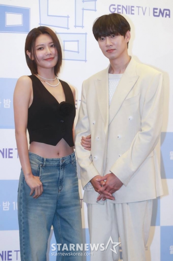 배우 최수영, 박성훈이 17일 오전 서울 마포구 스탠포드 호텔에서 진행된 지니TV 새 드라마 '남남' 제작발표회에 참석해 포즈를 취하고 있다.  철부지 엄마와 쿨한 딸의 남남 같은 대환장 한 집 살이와 그녀들의 썸과 사랑을 그린 드라마 '남남'은 17일 공개한다. /2023.07.17 /사진=이동훈 기자 photoguy@