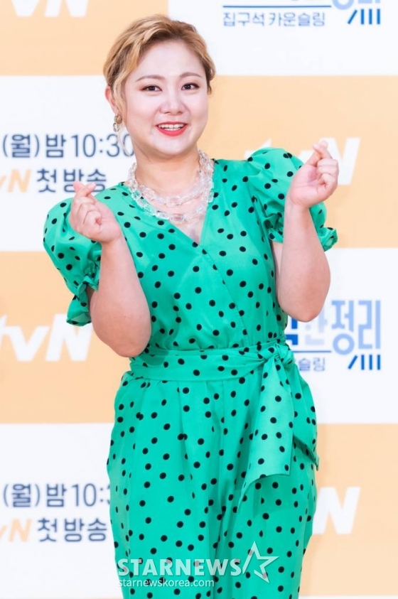 개그우먼 박나래가 29일 오후 온라인으로 생중계된 tvN 예능 '신박한 정리' 제작발표회에서 포즈를 취하고 있다. '신박한 정리'는 나만의 공간인 '집'의 물건을 비우고, 공간에 행복을 더하는 노하우를 함께 나누는 프로그램이다. / 사진제공 = CJ ENM /사진=김창현 기자 chmt@