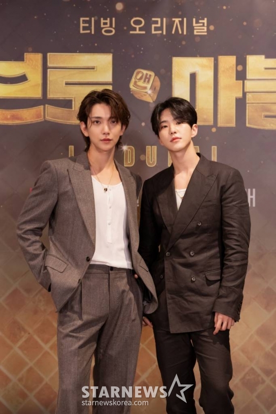 세븐틴 조슈아, 호시가 17일 오전 온라인으로 진행된 티빙 오리지널 '브로 앤 마블' 제작발표회에 참석해 포즈를 취하고 있다.  '브로 앤 마블'은 주사위를 굴려 도착한 도시를 구매하고 다른 플레이어의 도시에 걸릴 경우 통행료를 지불하는 보드게임 부루마블의 규칙을 그대로 가져왔다. 출연진은 아랍에미리트(UAE) 두바이에서 현금으로 통행료를 지불하며 도시 곳곳의 랜드마크를 걸고 게임을 진행한다.   '브로 앤 마블'에는 배우 유연석, 이동휘, 방송인 지석진, 조세호, 가수 규현, 이승기, 그룹 세븐틴의 조슈아, 호시 등이 출연한다. 오는 21일 공개. / 사진제공 = 티빙 /사진=김창현 기자 chmt@