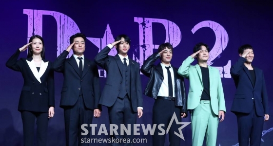 배우 김지현, 지진희, 정해인, 구교환, 김성균, 손석구가 18일 오전 서울 강남구 삼성동 그랜드인터컨티넨탈 서울파르나스에서 진행된 넷플릭스 오리지널 'D.P' 시즌2 제작발표회에 참석해 포즈를 취하고 있다. 'D.P' 시즌2는 군무 이탈 체포조(D.P.) 준호(정해인 분)와 호열(구교환 분)이 여전히 변한 게 없는 현실과 부조리에 끊임없이 부딪치며 벌어지는 이야기를 담았다. 오는 28일 공개. 2023.07.18 /사진=김창현 기자 chmt@