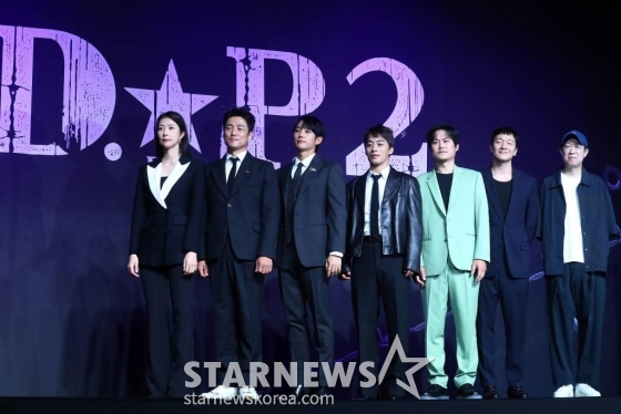 배우 김지현, 지진희, 정해인, 구교환, 김성균, 손석구, 한준희 감독이 18일 오전 서울 강남구 삼성동 그랜드인터컨티넨탈 서울파르나스에서 진행된 넷플릭스 오리지널 'D.P' 시즌2 제작발표회에 참석해 포즈를 취하고 있다. 'D.P' 시즌2는 군무 이탈 체포조(D.P.) 준호(정해인 분)와 호열(구교환 분)이 여전히 변한 게 없는 현실과 부조리에 끊임없이 부딪치며 벌어지는 이야기를 담았다. 오는 28일 공개. 2023.07.18 /사진=김창현 기자 chmt@
