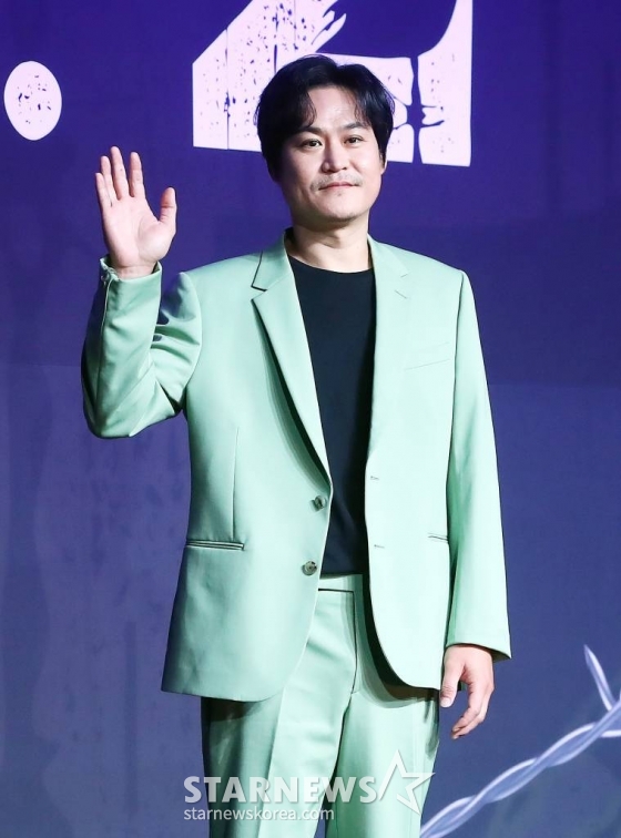 배우 김성균이 18일 오전 서울 강남구 삼성동 그랜드인터컨티넨탈 서울파르나스에서 진행된 넷플릭스 오리지널 'D.P' 시즌2 제작발표회에 참석해 포즈를 취하고 있다. 'D.P' 시즌2는 군무 이탈 체포조(D.P.) 준호(정해인 분)와 호열(구교환 분)이 여전히 변한 게 없는 현실과 부조리에 끊임없이 부딪치며 벌어지는 이야기를 담았다. 오는 28일 공개. 2023.07.18 /사진=김창현 기자 chmt@