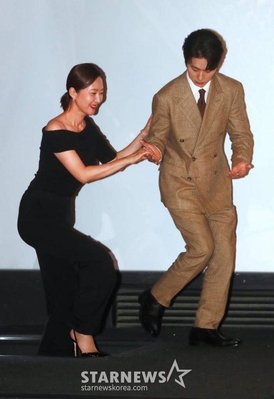 배우 염정아, 박정민이 18일 오후 서울 CGV용산아이파크몰에서 진행된 영화 '밀수'(감독 류승완) 언론시사회에 참석해 무대로 들어서고 있다.  바다에 던져진 생필품을 건지며 생계를 이어가던 사람들 앞에 일생일대의 큰 판이 벌어지면서 휘말리는 해양범죄활극 '밀수'는 7월 26일 개봉한다. /2023.07.18 /사진=이동훈 기자 photoguy@