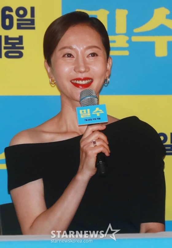 배우 염정아가 18일 오후 서울 CGV용산아이파크몰에서 진행된 영화 '밀수'(감독 류승완) 언론시사회에 참석해 질문에 답하고 있다.  바다에 던져진 생필품을 건지며 생계를 이어가던 사람들 앞에 일생일대의 큰 판이 벌어지면서 휘말리는 해양범죄활극 '밀수'는 7월 26일 개봉한다. /2023.07.18 /사진=이동훈 기자 photoguy@