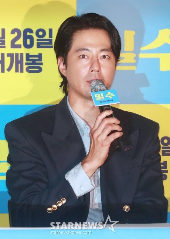배우 조인성이 18일 오후 서울 CGV용산아이파크몰에서 진행된 영화 '밀수'(감독 류승완) 언론시사회에 참석해 질문에 답하고 있다.  바다에 던져진 생필품을 건지며 생계를 이어가던 사람들 앞에 일생일대의 큰 판이 벌어지면서 휘말리는 해양범죄활극 '밀수'는 7월 26일 개봉한다. /2023.07.18 /사진=이동훈 기자 photoguy@