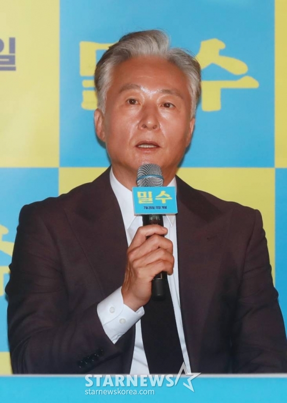 배우 김종수가 18일 오후 서울 CGV용산아이파크몰에서 진행된 영화 '밀수'(감독 류승완) 언론시사회에 참석해 질문에 답하고 있다.  바다에 던져진 생필품을 건지며 생계를 이어가던 사람들 앞에 일생일대의 큰 판이 벌어지면서 휘말리는 해양범죄활극 '밀수'는 7월 26일 개봉한다. /2023.07.18 /사진=이동훈 기자 photoguy@