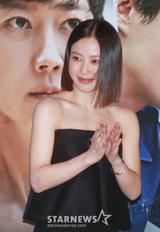 배우 고민시가 18일 오후 서울 CGV용산아이파크몰에서 진행된 영화 '밀수'(감독 류승완) 언론시사회에 참석해 인사를 하고 있다.  바다에 던져진 생필품을 건지며 생계를 이어가던 사람들 앞에 일생일대의 큰 판이 벌어지면서 휘말리는 해양범죄활극 '밀수'는 7월 26일 개봉한다. /2023.07.18 /사진=이동훈 기자 photoguy@