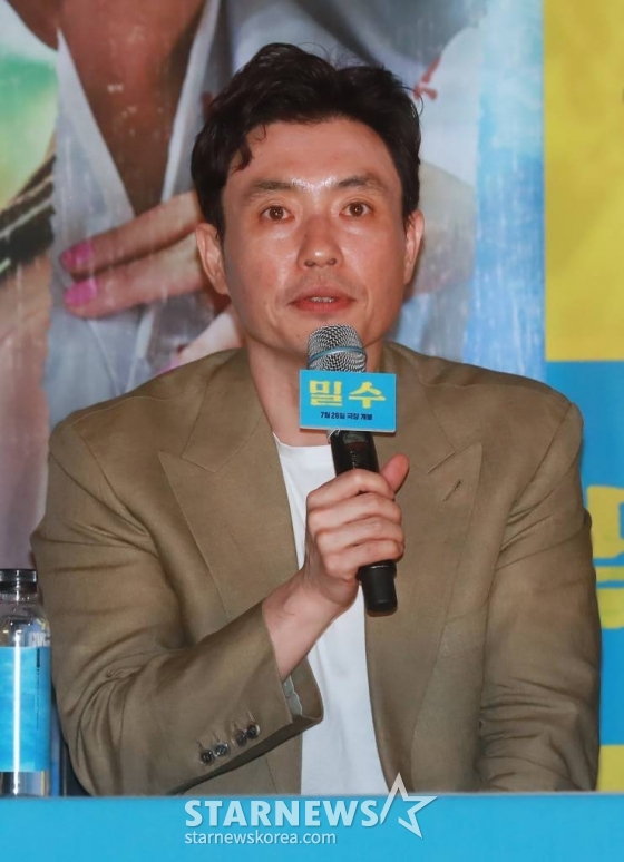 류승완 감독이 18일 오후 서울 CGV용산아이파크몰에서 진행된 영화 '밀수'(감독 류승완) 언론시사회에 참석해 질문에 답하고 있다. 바다에 던져진 생필품을 건지며 생계를 이어가던 사람들 앞에 일생일대의 큰 판이 벌어지면서 휘말리는 해양범죄활극 '밀수'는 7월 26일 개봉한다. /2023.07.18 /사진=이동훈 기자 photoguy@