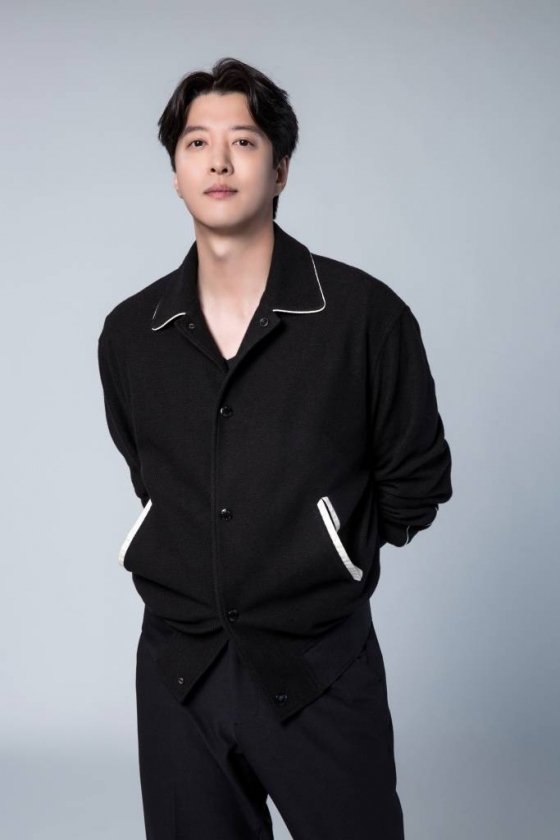 배우 이동건이 12일 오후 서울 강남구 청담동 FNC엔터테인먼트 사옥에서 진행된 넷플릭스 오리지널 '셀러브리티' 관련 인터뷰를 위해 포즈를 취하고 있다.  이동건은 극 중 돈과 권력을 다 가진 법무법인 태강의 오너이자 시현(이청아 분)의 남편인 변호사 태전 역을 열연했다.   '셀러브리티'는 유명해지기만 하면 돈이 되는 세계에 뛰어든 서아리(박규영 분)가 마주한 셀럽들의 화려하고도 치열한 민낯을 그렸다. / 사진제공 = FNC엔터테인먼트 /사진=김창현 기자 chmt@