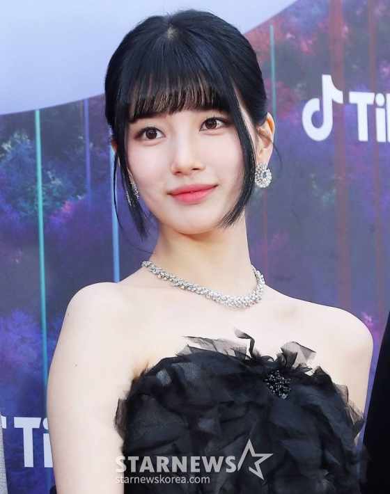 배우 수지가 28일 오후 인천 중구 파라다이스시티에서 진행된 '제59회 백상예술대상' 레드카펫 행사에 참석해 포즈를 취하고 있다.   '백상예술대상'은 지난 1년간 TV·영화·연극 분야에서 활약한 대중문화 예술계 종사자들이 총출동해 축제를 즐기고 서로를 격려하는 자리다. 2023.04.28 /사진=김창현 기자 chmt@