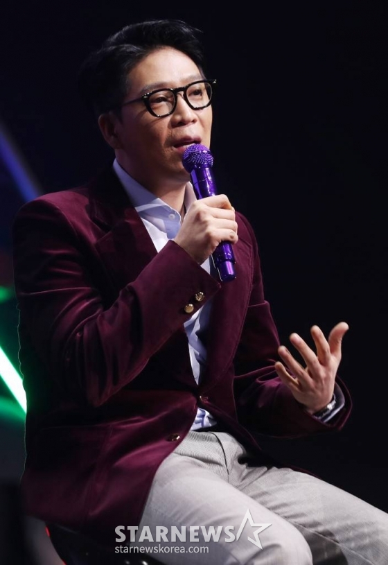 가수 MC몽이 25일 오후 서울 광진구 예스24 라이브홀에서 진행된 정규 8집 앨범 'CHANNEL 8' 발매 기념 기자간담회에서 질의응답을 하고 있다. /사진=김휘선 기자 hwijpg@