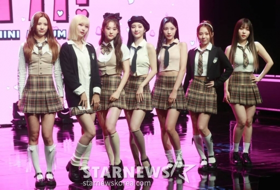걸그룹 아이칠린이 19일 오후 서울 강남구 일지아트홀에서 진행된 두 번째 미니 앨범 '아임 온 잇!'(I'M ON IT!) 발매기념 쇼케이스에서 포즈를 취하고 있다. /2023.07.19 /사진=이동훈 기자 photoguy@