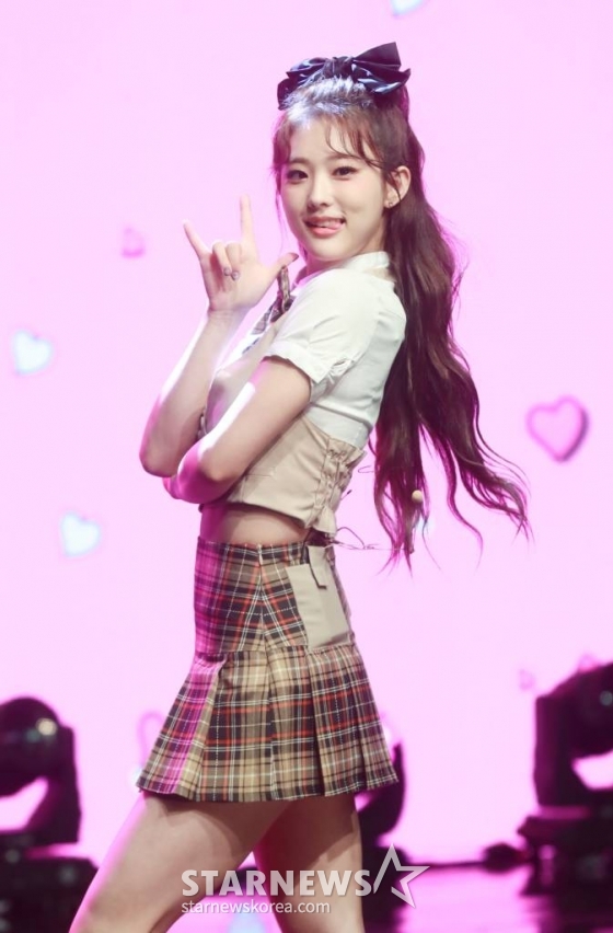 걸그룹 아이칠린 주니가 19일 오후 서울 강남구 일지아트홀에서 진행된 두 번째 미니 앨범 '아임 온 잇!'(I'M ON IT!) 발매기념 쇼케이스에서 포즈를 취하고 있다. /2023.07.19 /사진=이동훈 기자 photoguy@