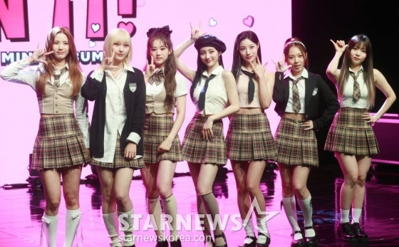 걸그룹 아이칠린이 19일 오후 서울 강남구 일지아트홀에서 진행된 두 번째 미니 앨범 '아임 온 잇!'(I'M ON IT!) 발매기념 쇼케이스에서 포즈를 취하고 있다. /2023.07.19 /사진=이동훈 기자 photoguy@