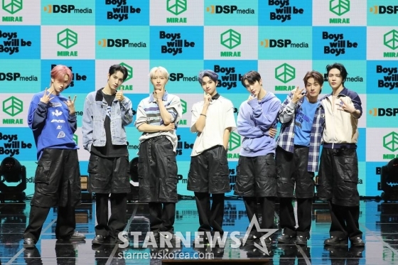 그룹 미래소년이 19일 오후 서울  연세대학교 백주년기념관에서 진행된 미니 5집 'Boys will be Boys'(보이즈 윌 비 보이즈) 발매기념 쇼케이스에서 포즈를 취하고 있다. /사진제공=DSP미디어 2023.07.19 /사진=이동훈 기자 photoguy@