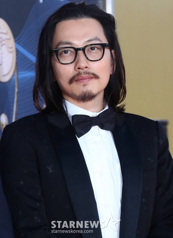 배우 이동휘가 19일 오후 인천 파라다이스 시티에서 열린 '제2회 청룡시리즈어워즈(Bluedragon Series Awards)' 레드카펫 행사에 참석하고 있다.  '청룡시리즈어워즈'는 넷플릭스부터 디즈니+(플러스), 시즌, 애플TV+(플러스), 왓챠, 웨이브, 카카오TV, 쿠팡플레이, 티빙이 제작하거나 투자한 국내 드라마와 예능을 대상으로 한 국내 최초, 단독 시상식이다. 2023.07.19 /사진=김창현 기자 chmt@