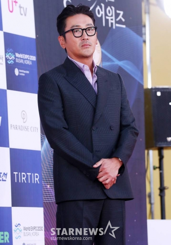 배우 하정우가 19일 오후 인천 파라다이스 시티에서 열린 '제2회 청룡시리즈어워즈(Bluedragon Series Awards)' 레드카펫 행사에 참석하고 있다.  '청룡시리즈어워즈'는 넷플릭스부터 디즈니+(플러스), 시즌, 애플TV+(플러스), 왓챠, 웨이브, 카카오TV, 쿠팡플레이, 티빙이 제작하거나 투자한 국내 드라마와 예능을 대상으로 한 국내 최초, 단독 시상식이다. 2023.07.19 /사진=김창현 기자 chmt@