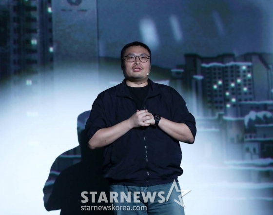 강풀 작가가 20일 오후 서울 용산구 아이파크몰 CGV에서 진행된 디즈니+ 오리지널 시리즈 '무빙' 크리에이터스 토크 행사에 참석해 발표하고 있다.  '무빙'은 초능력을 숨긴 채 현재를 살아가는 아이들과 아픈 비밀을 감춘 채 과거를 살아온 부모들의 이야기를 그린 휴먼 액션 시리즈다. 배우 류승룡, 한효주, 조인성, 차태현, 류승범, 김성균, 김희원, 문성근 등 화려한 캐스팅 라인업을 자랑한다.   '무빙'은 강풀 작가의 동명 웹툰을 원작으로 '킹덤 시즌2' 박인제 감독을 비롯해 '오징어 게임', '파친코' 등에 참여한 최고의 제작진이 만들어낸 웰메이드 프로젝트다. 8월 9일 공개. 2023.07.20 /사진=김창현 기자 chmt@