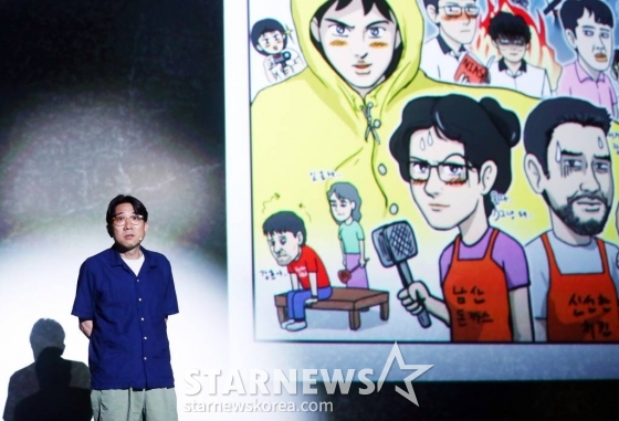 박인제 감독이 20일 오후 서울 용산구 아이파크몰 CGV에서 진행된 디즈니+ 오리지널 시리즈 '무빙' 크리에이터스 토크 행사에 참석해 발표하고 있다.  '무빙'은 초능력을 숨긴 채 현재를 살아가는 아이들과 아픈 비밀을 감춘 채 과거를 살아온 부모들의 이야기를 그린 휴먼 액션 시리즈다. 배우 류승룡, 한효주, 조인성, 차태현, 류승범, 김성균, 김희원, 문성근 등 화려한 캐스팅 라인업을 자랑한다.   '무빙'은 강풀 작가의 동명 웹툰을 원작으로 '킹덤 시즌2' 박인제 감독을 비롯해 '오징어 게임', '파친코' 등에 참여한 최고의 제작진이 만들어낸 웰메이드 프로젝트다. 8월 9일 공개. 2023.07.20 /사진=김창현 기자 chmt@