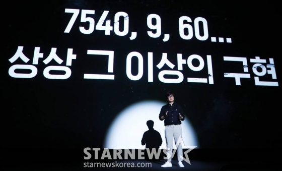 이성규 VFX 총괄 슈퍼바이저가 20일 오후 서울 용산구 아이파크몰 CGV에서 진행된 디즈니+ 오리지널 시리즈 '무빙' 크리에이터스 토크 행사에 참석해 발표하고 있다.  '무빙'은 초능력을 숨긴 채 현재를 살아가는 아이들과 아픈 비밀을 감춘 채 과거를 살아온 부모들의 이야기를 그린 휴먼 액션 시리즈다. 배우 류승룡, 한효주, 조인성, 차태현, 류승범, 김성균, 김희원, 문성근 등 화려한 캐스팅 라인업을 자랑한다.   '무빙'은 강풀 작가의 동명 웹툰을 원작으로 '킹덤 시즌2' 박인제 감독을 비롯해 '오징어 게임', '파친코' 등에 참여한 최고의 제작진이 만들어낸 웰메이드 프로젝트다. 8월 9일 공개. 2023.07.20 /사진=김창현 기자 chmt@
