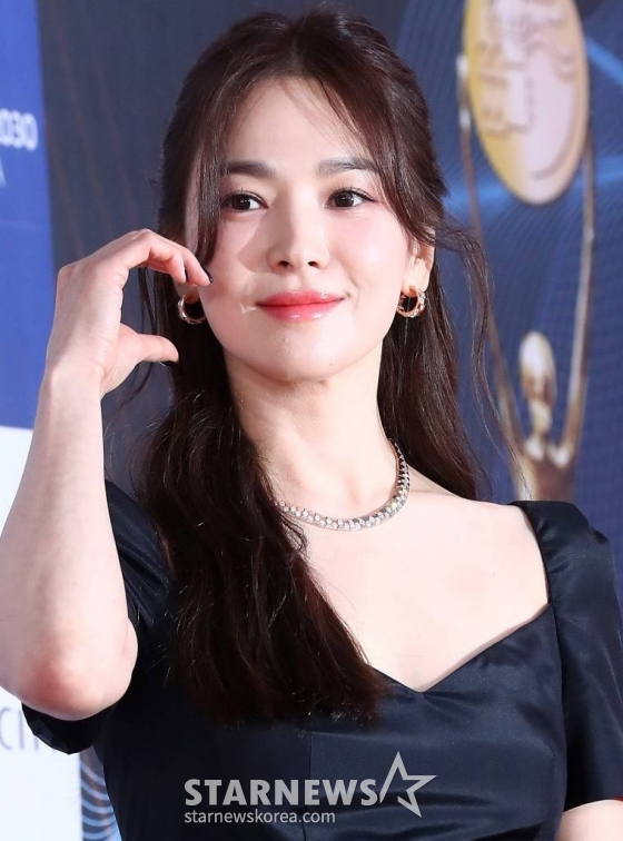 배우 송혜교가 19일 오후 인천 파라다이스 시티에서 열린 '제2회 청룡시리즈어워즈(Bluedragon Series Awards)' 레드카펫 행사에서 포즈를 취하고 있다. '청룡시리즈어워즈'는 넷플릭스부터 디즈니+(플러스), 시즌, 애플TV+(플러스), 왓챠, 웨이브, 카카오TV, 쿠팡플레이, 티빙이 제작하거나 투자한 국내 드라마와 예능을 대상으로 한 국내 최초, 단독 시상식이다. 2023.07.19 /사진=김창현 기자 chmt@