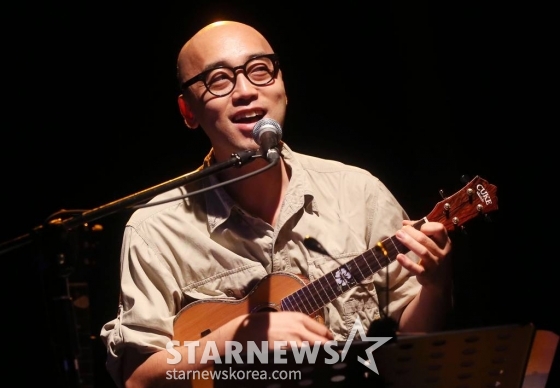가수 하림이 23일 오후 서울 대학로 유니플렉스에서 열린 상상 동화 음악 인형극 '해지는 아프리카' 프레스콜에 참석하고 있다. /사진=홍봉진기자 honggga@