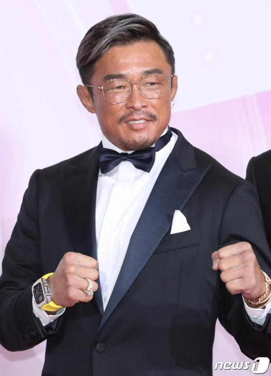 (서울=뉴스1) 권현진 기자 = 격투기 선수 추성훈이 17일 서울 마포구 SBS프리즘타워에서 열린 예능인들의 축제 ‘2022 SBS 연예대상’ 레드카펫 행사에서 포즈를 취하고 있다. 2022.12.17/뉴스1 Copyright (C) 뉴스1. All rights reserved. 무단 전재 및 재배포 금지.