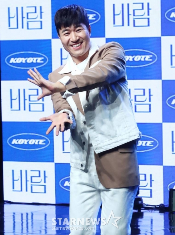 혼성그룹 코요태 김종민이 12일 서울 강남구 청담동 일지아트홀에서 진행된 디지털 싱글 '바람' 발매 기념 쇼케이스에 참석해 포즈를 취하고 있다. '바람'은 작곡팀 아크로펀치가 의기투합해 "가장 코요태스러운 음악을 만들어보자"는 슬로건을 내세워 완성한 곡으로, 신나는 일렉트로닉 댄스 리듬과 코요태의 시원한 보이스가 특징이다. 2023.07.12 /사진=김창현 기자 chmt@