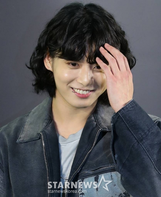 방탄소년단 정국이 24일 오후 서울 강남구 삼성동 메가박스 코엑스에서 진행된 영화 '드림' VIP 시사회에 참석해 포즈를 취하고 있다. '드림'은 개념 없는 전직 축구선수 홍대(박서준 분)와 열정 없는 PD 소민(아이유 분)이 집 없는 오합지졸 국대 선수들과 함께 불가능한 꿈에 도전하는 이야기를 그린 영화. 오는 26일 개봉. 2023.04.24 /사진=김창현 기자 chmt@