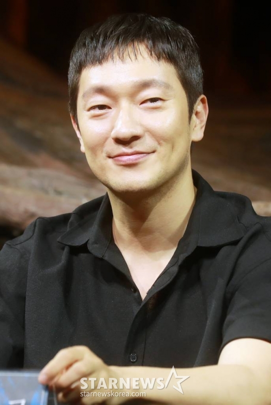 배우 손석구가 27일 오후 서울 강서구 LG아트센터에서 진행된 연극 '나무 위의 군대' 기자간담회에 참석해 질문에 답하고 있다. '나무 위의 군대'는 1945년 그들의 '대동아전쟁', 제2차 세계대전에 참전한 일본 제국군인의 이야기다. /2023.06.27 /사진=이동훈 기자 photoguy@