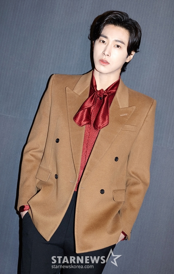 동방신기 유노윤호가 18일 오전 온라인으로 진행된 두 번째 솔로 미니앨범 'NOIR'(누아르) 발매기념 기자간담회에서 포즈를 취하고 있다.시네마틱 콘셉트를 내세운 이번 앨범은 타이틀곡 'Thank U'(땡큐)를 비롯해 SF 어드벤처 영화 같은 미래지향적인 분위기의 'Time Machine'(타임머신), 코미디 영화처럼 유쾌한 에너지를 선사하는 'Loco (House Party)'(로코), 진솔한 가사가 한 편의 모노드라마를 떠오르게 하는 'Need You Right Now'(니드 유 라이트 나우), 서정적인 멜로 감성의 '불면 (不眠; La Rosa)', 후속곡으로 선보일 'Eeny Meeny'(이니 미니) 등 6 트랙이 수록됐다. / 사진제공 = SM엔터테인먼트 /사진=김창현 기자 chmt@