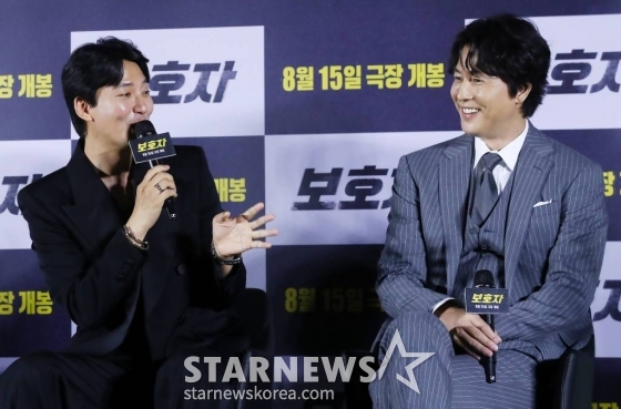 배우 김남길이 24일 오전 서울 용산구 아이파크몰 CGV에서 진행된 영화 '보호자' 제작보고회에서 사회자 박경림의 질의에 답하고 있다.  정우성 감독의 첫 장 영화인 '보호자'는 10년 만에 출소해 몰랐던 딸의 존재를 알고 평범하게 살기를 원하는 수혁과 그를 노리는 이들 사이의 이야기를 그린 액션 영화다. 내달 15일 개봉. 2023.07.24 /사진=김창현 기자 chmt@
