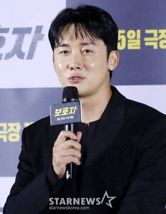 배우 김준한이 24일 오전 서울 용산구 아이파크몰 CGV에서 진행된 영화 '보호자' 제작보고회에 참석해 인사말을 하고 있다.  정우성 감독의 첫 장 영화인 '보호자'는 10년 만에 출소해 몰랐던 딸의 존재를 알고 평범하게 살기를 원하는 수혁과 그를 노리는 이들 사이의 이야기를 그린 액션 영화다. 내달 15일 개봉. 2023.07.24 /사진=김창현 기자 chmt@