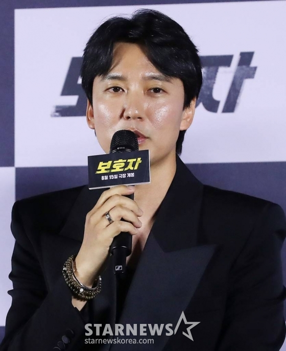 배우 김남길이 24일 오전 서울 용산구 아이파크몰 CGV에서 진행된 영화 '보호자' 제작보고회에 참석해 인사말을 하고 있다.  정우성 감독의 첫 장 영화인 '보호자'는 10년 만에 출소해 몰랐던 딸의 존재를 알고 평범하게 살기를 원하는 수혁과 그를 노리는 이들 사이의 이야기를 그린 액션 영화다. 내달 15일 개봉. 2023.07.24 /사진=김창현 기자 chmt@