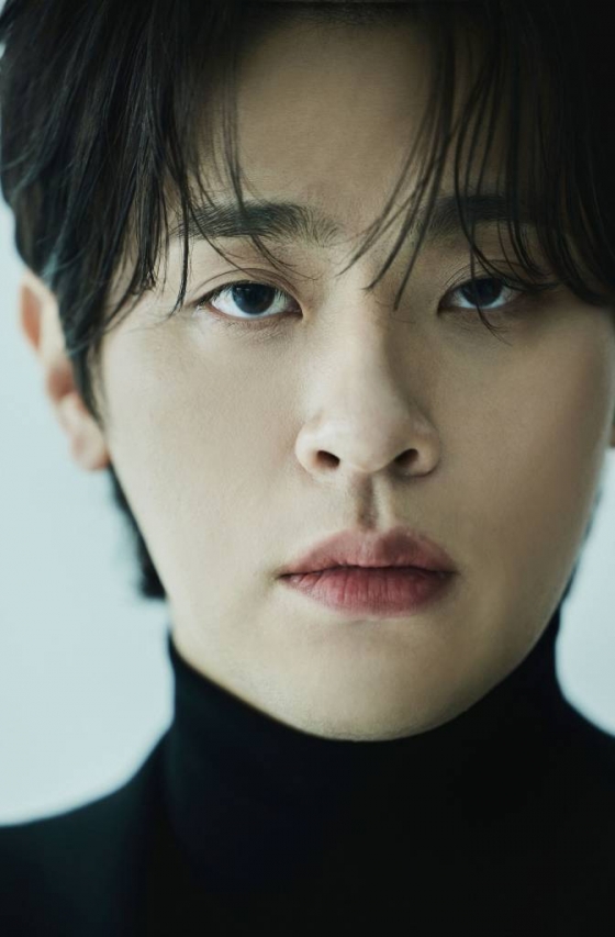 배우 박정민이 24일 오전 서울 종로구 삼청동의 한 카페에서 진행된 영화 '밀수' 개봉 관련 인터뷰를 위해 포즈를 취하고 있다. 박정민은 극 중 카리스마 있는 춘자(김혜수 분)와 진숙(염정아 분) 사이에서 찍 소리 한 번 못해보고 막내 역할에 충실해온 장도리 역을 맡았다. '밀수'는 바다에 던져진 생필품을 건지며 생계를 이어가던 사람들 앞에 일생일대의 큰 판이 벌어지면서 휘말리는 해양범죄활극. 오는 26일 개봉. / 사진제공 = 샘컴퍼니 /사진=김창현 기자 chmt@