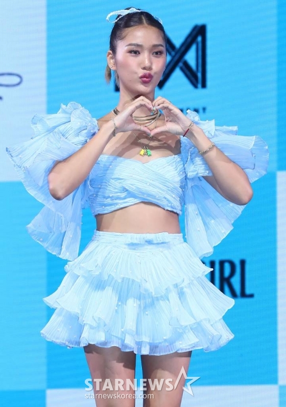 걸그룹 오마이걸(OH MY GIRL) 미미가 24일 오후 서울 광진구 광장동 예스24 라이브홀에서 진행된 아홉 번째 미니 앨범 'Golden Hourglass' 발매 기념 쇼케이스에 참석해 포즈를 취하고 있다. 이번 앨범은 지난해 3월 발매했던 정규 2집 'Real Love' 이후 약 1년 4개월 만의 신보로, 무더워진 여름 속 더욱 빛을 발하는 오마이걸의 눈부신 '골든 타임'을 담은 앨범이다. 2023.07.24 /사진=김창현 기자 chmt@