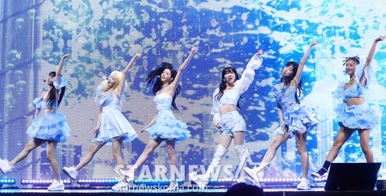 걸그룹 오마이걸(OH MY GIRL)이 24일 오후 서울 광진구 광장동 예스24 라이브홀에서 진행된 아홉 번째 미니 앨범 'Golden Hourglass' 발매 기념 쇼케이스에 참석해 멋진 무대를 선보이고 있다. 이번 앨범은 지난해 3월 발매했던 정규 2집 'Real Love' 이후 약 1년 4개월 만의 신보로, 무더워진 여름 속 더욱 빛을 발하는 오마이걸의 눈부신 '골든 타임'을 담은 앨범이다. 2023.07.24 /사진=김창현 기자 chmt@