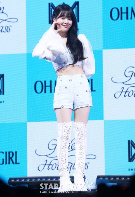 걸그룹 오마이걸(OH MY GIRL) 승희가 24일 오후 서울 광진구 광장동 예스24 라이브홀에서 진행된 아홉 번째 미니 앨범 'Golden Hourglass' 발매 기념 쇼케이스에 참석해 포즈를 취하고 있다. 이번 앨범은 지난해 3월 발매했던 정규 2집 'Real Love' 이후 약 1년 4개월 만의 신보로, 무더워진 여름 속 더욱 빛을 발하는 오마이걸의 눈부신 '골든 타임'을 담은 앨범이다. 2023.07.24 /사진=김창현 기자 chmt@
