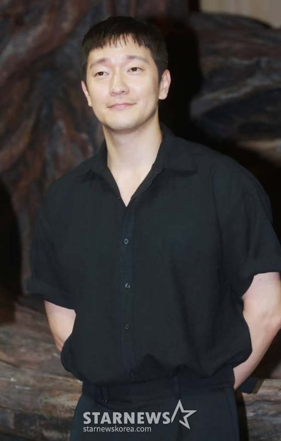 배우 손석구가 27일 오후 서울 강서구 LG아트센터에서 진행된 연극 '나무 위의 군대' 기자간담회에 참석해 포즈를 취하고 있다. '나무 위의 군대'는 1945년 그들의 '대동아전쟁', 제2차 세계대전에 참전한 일본 제국군인의 이야기다. /2023.06.27 /사진=이동훈 기자 photoguy@
