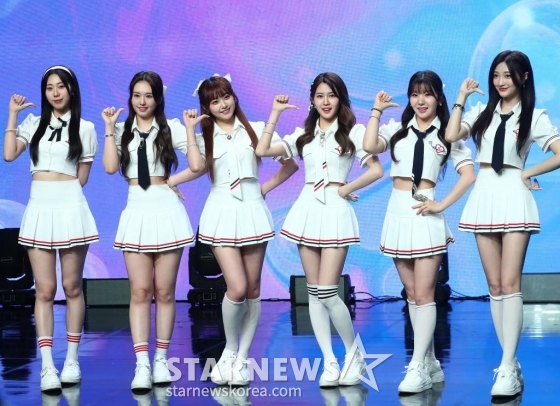 걸그룹 아일리원(ILY:1)이 25일 오후 서울 강남구 청담동 일지아트홀에서 진행된 두 번째 미니 앨범 'New Chapter(뉴 챕터)' 발매 기념 쇼케이스에 참석해 포즈를 취하고 있다. 아일리원 이번 앨범에는 타이틀곡 'MY COLOR(마이 컬러)'를 비롯해 'Shining Sky(샤이닝 스카이)', '꽃이 피었습니다(Blossom)' 등 총 3곡이 수록됐다. 2023.07.25 /사진=김창현 기자 chmt@
