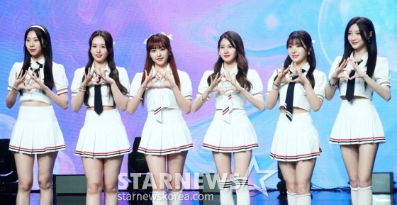 걸그룹 아일리원(ILY:1)이 25일 오후 서울 강남구 청담동 일지아트홀에서 진행된 두 번째 미니 앨범 'New Chapter(뉴 챕터)' 발매 기념 쇼케이스에 참석해 포즈를 취하고 있다.  아일리원 이번 앨범에는 타이틀곡 'MY COLOR(마이 컬러)'를 비롯해 'Shining Sky(샤이닝 스카이)', '꽃이 피었습니다(Blossom)' 등 총 3곡이 수록됐다. 2023.07.25 /사진=김창현 기자 chmt@